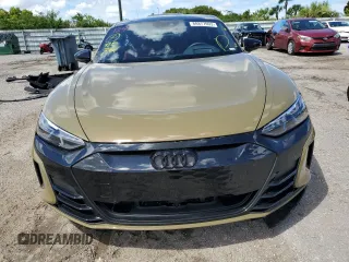 2022 Audi RS e-tron GT z VIN WAUBHBFWXN7904541, wystawiony jako Copart lot #68877093 z przebiegiem 2676 mil mil oraz . Historia ofert i sprzedaży dostępna na DreamBid. Obrazek 5.