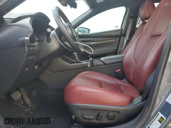 2024 Mazda 3 S Carbon Edition z VIN JM1BPBLM5R1709674, wystawiony jako Copart lot #62645125 z przebiegiem Nie podano mil oraz Nie do naprawy • Non repairable. Historia ofert i sprzedaży dostępna na DreamBid. Obrazek 7.