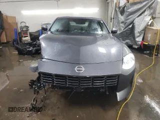 2024 Nissan Z Performance z VIN JN1BZ4BH4RM362110, wystawiony jako Copart lot #80097174 z przebiegiem 2 745 mil mil oraz Szkoda całkowita • Salvage title. Historia ofert i sprzedaży dostępna na DreamBid. Obrazek 5.
