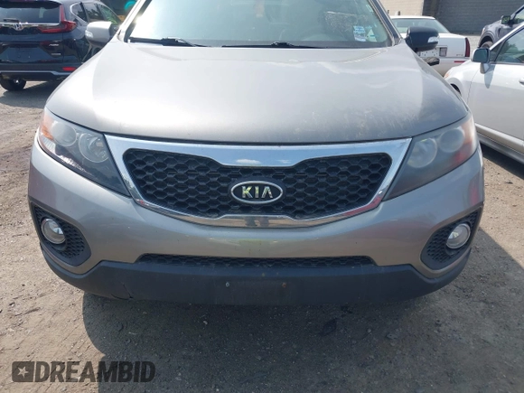 2011 Kia Sorento EX z VIN 5XYKUDA24BG064639, wystawiony jako IAAI lot #42369960 z przebiegiem 133 687 mil mil oraz . Historia ofert i sprzedaży dostępna na DreamBid. Obrazek 6.