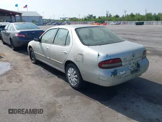1995 Nissan Altima XE with VIN 1N4BU31D5SC101493, listed as a IAAI auction lot 41913245 with 224,199 mi miles. Bid and sale history available at carsss.com. Image 3.