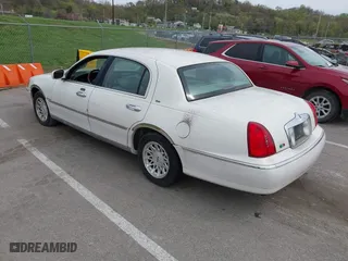 2000 Lincoln Town Car Cartier with VIN 1LNHM83W9YY815747, listed as a IAAI auction lot 42013300 with 171,972 mi miles. Bid and sale history available at carsss.com. Image 3.