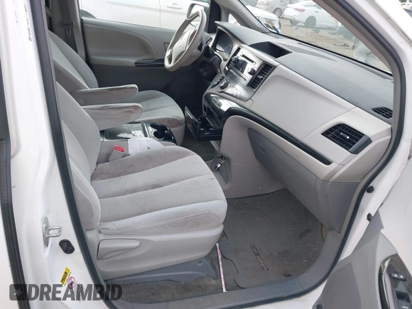 2014 Toyota Sienna LE AAS z VIN 5TDKK3DC5ES447517, wystawiony jako IAAI lot #41930129 z przebiegiem 166 200 mil mil oraz . Historia ofert i sprzedaży dostępna na DreamBid. Obrazek 5.