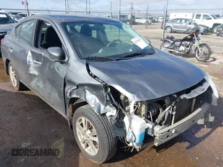 2016 Nissan Versa SV z VIN 3N1CN7AP0GL903610, wystawiony jako IAAI lot #42154120 z przebiegiem 180 636 mil mil oraz . Historia ofert i sprzedaży dostępna na DreamBid. Obrazek 1.