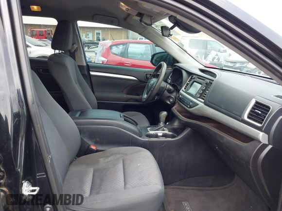 2019 Toyota Highlander LE z VIN 5TDZZRFH3KS313011, wystawiony jako IAAI lot #42140309 z przebiegiem 129 487 mil mil oraz . Historia ofert i sprzedaży dostępna na DreamBid. Obrazek 5.