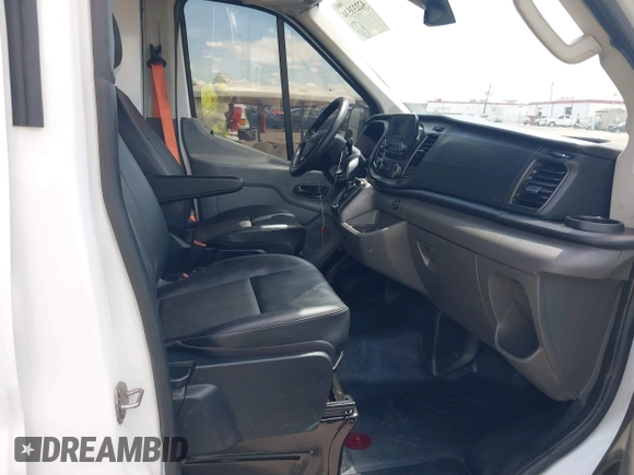 2022 Ford Transit Cargo with VIN 1FTBR3X89NKA23915, listed as a IAAI auction lot 42233534 with 3,755 mi miles and . Bid and sale history available at DreamBid. Image 5.