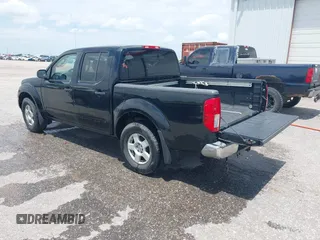 2005 Nissan Frontier LE z VIN 1N6AD07W85C418182, wystawiony jako IAAI lot #42577570 z przebiegiem 204 780 mil mil oraz . Historia ofert i sprzedaży dostępna na DreamBid. Obrazek 3.