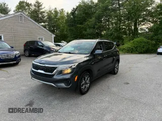 2021 Kia Seltos EX z VIN KNDERCAA6M7135176, wystawiony jako Copart lot #59635315 z przebiegiem 106 872 mil mil oraz Czysty tytuł • Clean title. Historia ofert i sprzedaży dostępna na DreamBid. Obrazek 2.