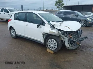 2012 Nissan Versa S z VIN 3N1BC1CP9CK281035, wystawiony jako IAAI lot #41414192 z przebiegiem 134 285 mil mil oraz . Historia ofert i sprzedaży dostępna na DreamBid. Obrazek 1.