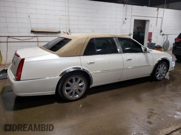 2008 Cadillac DTS 1SA z VIN 1G6KD57YX8U180665, wystawiony jako Copart lot #52109515 z przebiegiem 119 138 mil mil oraz Szkody całkowita. Historia ofert i sprzedaży dostępna na DreamBid. Obrazek 3.