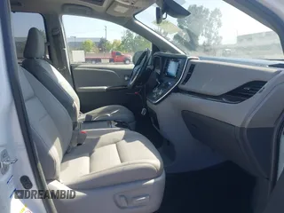 2019 Toyota Sienna XLE z VIN 5TDDZ3DC1KS224861, wystawiony jako IAAI lot #42093799 z przebiegiem 68 651 mil mil oraz . Historia ofert i sprzedaży dostępna na DreamBid. Obrazek 5.