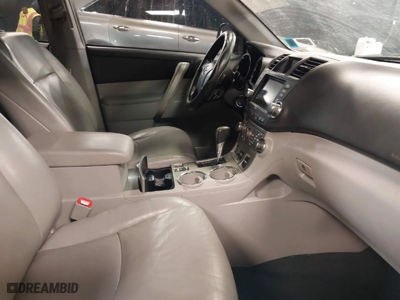 2012 Toyota Highlander with VIN 5TDBK3EH7CS112265, listed as a IAAI auction lot 41923167 with 113,655 mi miles. Bid and sale history available at carsss.com. Image 5.