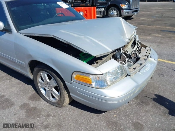 2003 Ford Crown Victoria LX with VIN 2FAFP74W83X164492, listed as a IAAI auction lot 41640907 with 194,158 mi miles. Bid and sale history available at carsss.com. Image 12.