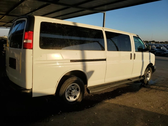 2023 Chevrolet Express Passenger LS z VIN 1GAZGNFP2P1259686, wystawiony jako Copart lot #79679114 z przebiegiem 9 322 mil mil oraz Szkoda całkowita • Salvage title. Historia ofert i sprzedaży dostępna na DreamBid. Obrazek 3.