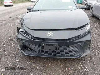 2025 Toyota Camry LE z VIN 4T1DBADK7SU513802, wystawiony jako IAAI lot #42259217 z przebiegiem 27 379 mil mil oraz . Historia ofert i sprzedaży dostępna na DreamBid. Obrazek 19.