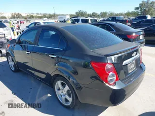 2015 Chevrolet Sonic LTZ z VIN 1G1JE5SB7F4101368, wystawiony jako IAAI lot #41742156 z przebiegiem 143 865 mil mil oraz . Historia ofert i sprzedaży dostępna na DreamBid. Obrazek 3.