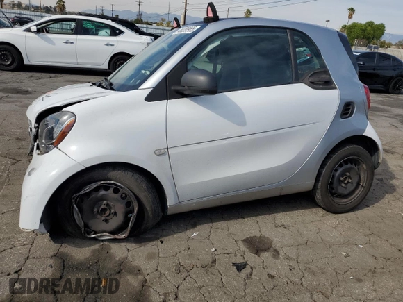 2016 Smart fortwo Passion z VIN WMEFJ5DA4GK141225, wystawiony jako Copart lot #48356965 z przebiegiem 65 928 mil mil oraz Szkody całkowita. Historia ofert i sprzedaży dostępna na DreamBid. Obrazek 1.