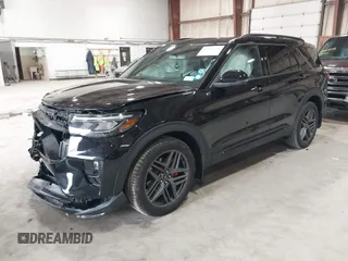 2025 Ford Explorer ST z VIN 1FMWK8GC6SGA08676, wystawiony jako IAAI lot #42043230 z przebiegiem 4 934 mil mil oraz . Historia ofert i sprzedaży dostępna na DreamBid. Obrazek 18.
