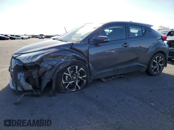 2021 Toyota C-HR LE z VIN NMTKHMBX8MR130564, wystawiony jako Copart lot #56711535 z przebiegiem 94 007 mil mil oraz Szkoda całkowita • Salvage title. Historia ofert i sprzedaży dostępna na DreamBid. Obrazek 1.