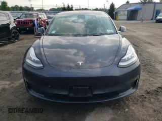 2018 Tesla Model 3 Long Range Battery z VIN 5YJ3E1EB3JF086972, wystawiony jako Copart lot #56290245 z przebiegiem 69 766 mil mil oraz Szkody całkowita. Historia ofert i sprzedaży dostępna na DreamBid. Obrazek 5.