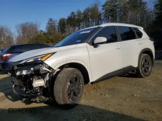 2024 Nissan Rogue SV z VIN 5N1BT3BA2RC727641, wystawiony jako Copart lot #42774675 z przebiegiem 7 028 mil mil oraz Szkoda całkowita • Salvage title. Historia ofert i sprzedaży dostępna na DreamBid. Obrazek 1.