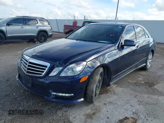 2013 Mercedes-Benz E 350 Luxury z VIN WDDHF8JB3DA763748, wystawiony jako IAAI lot #42447273 z przebiegiem 140 460 mil mil oraz . Historia ofert i sprzedaży dostępna na DreamBid. Obrazek 2.