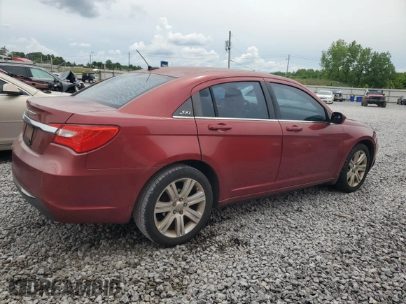 2013 Chrysler 200 Touring z VIN 1C3CCBBB4DN577755, wystawiony jako Copart lot #55904845 z przebiegiem 138 423 mil mil oraz Szkoda całkowita • Salvage title. Historia ofert i sprzedaży dostępna na DreamBid. Obrazek 3.