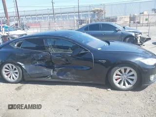 2014 Tesla Model S 60 z VIN 5YJSA1H13EFP42250, wystawiony jako IAAI lot #42267590 z przebiegiem 196 142 mil mil oraz . Historia ofert i sprzedaży dostępna na DreamBid. Obrazek 14.
