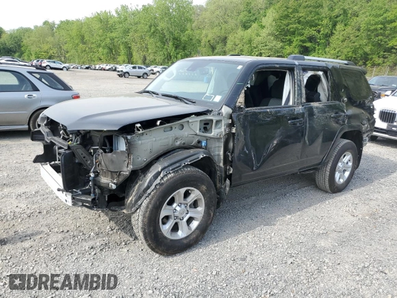 2024 Toyota 4Runner SR5 z VIN JTEMU5JR4R6284870, wystawiony jako Copart lot #56626445 z przebiegiem 20 658 mil mil oraz Szkoda całkowita • Salvage title. Historia ofert i sprzedaży dostępna na DreamBid. Obrazek 1.