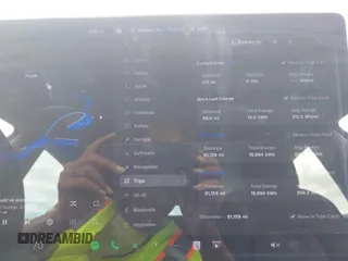 2018 Tesla Model 3 Long Range Battery z VIN 5YJ3E1EA6JF160859, wystawiony jako IAAI lot #42149636 z przebiegiem 81 159 mil mil oraz . Historia ofert i sprzedaży dostępna na DreamBid. Obrazek 7.