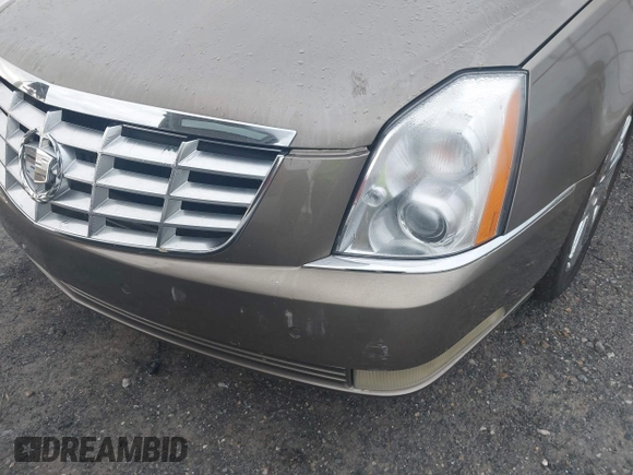2011 Cadillac DTS Luxury Collection z VIN 1G6KD5E68BU128508, wystawiony jako IAAI lot #42103418 z przebiegiem 121 654 mil mil oraz . Historia ofert i sprzedaży dostępna na DreamBid. Obrazek 13.