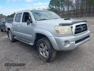 2005 Toyota Tacoma PreRunner z VIN 5TEJU62N25Z087556, wystawiony jako IAAI lot #41739198 z przebiegiem 124 082 mil mil oraz . Historia ofert i sprzedaży dostępna na DreamBid. Obrazek 1.