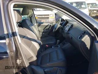 2016 Volkswagen Tiguan S z VIN WVGBV7AX9GW615535, wystawiony jako IAAI lot #41773789 z przebiegiem 137 617 mil mil oraz . Historia ofert i sprzedaży dostępna na DreamBid. Obrazek 5.