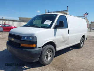 2021 Chevrolet Express Cargo z VIN 1GCWGAFP0M1180922, wystawiony jako IAAI lot #42341487 z przebiegiem 231 225 mil mil oraz . Historia ofert i sprzedaży dostępna na DreamBid. Obrazek 2.