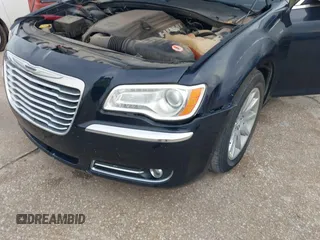 2012 Chrysler 300 C z VIN 2C3CCAET9CH279806, wystawiony jako IAAI lot #42385827 z przebiegiem 148 708 mil mil oraz . Historia ofert i sprzedaży dostępna na DreamBid. Obrazek 6.