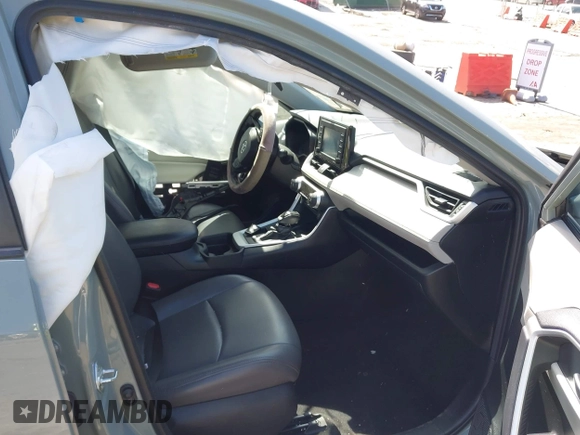 2020 Toyota RAV4 XLE with VIN 2T3W1RFV0LC081789, listed as a IAAI auction lot 42272557 with 91,399 mi miles and . Bid and sale history available at DreamBid. Image 5.