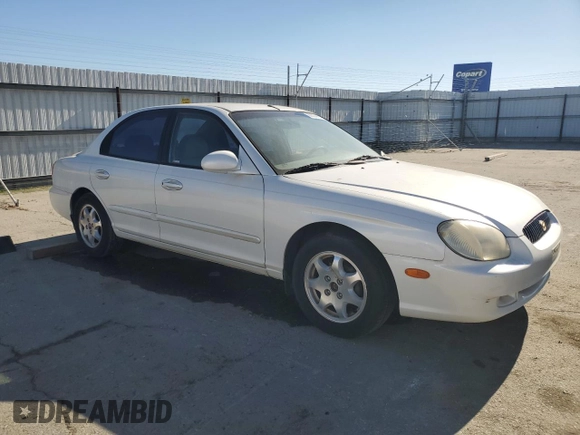 2000 Hyundai Sonata GLS with VIN KMHWF35V5YA300102, listed as a Copart auction lot 88304485 with 176,176 mi miles and Clean Title. Bid and sale history available at carsss.com. Image 4.