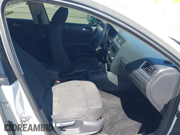 2014 Volkswagen Jetta S z VIN 3VW2K7AJ4EM415553, wystawiony jako IAAI lot #41971067 z przebiegiem 143 235 mil mil oraz . Historia ofert i sprzedaży dostępna na DreamBid. Obrazek 5.