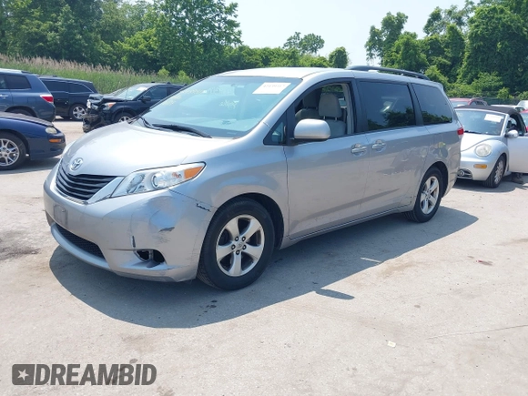 2012 Toyota Sienna LE AAS z VIN 5TDKK3DC0CS210995, wystawiony jako IAAI lot #42439317 z przebiegiem 183 029 mil mil oraz . Historia ofert i sprzedaży dostępna na DreamBid. Obrazek 2.