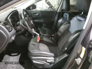 2020 Jeep Compass Latitude z VIN 3C4NJCBB6LT252619, wystawiony jako Copart lot #54860815 z przebiegiem Nie podano mil oraz Szkoda całkowita • Salvage title. Historia ofert i sprzedaży dostępna na DreamBid. Obrazek 7.