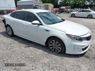 2018 Kia Optima LX z VIN 5XXGT4L3XJG267956, wystawiony jako IAAI lot #42338454 z przebiegiem 124 529 mil mil oraz . Historia ofert i sprzedaży dostępna na DreamBid. Obrazek 1.