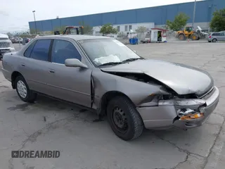 1996 Toyota Camry DX z VIN JT2BG12K1T0411493, wystawiony jako IAAI lot #41981827 z przebiegiem 162 493 mil mil oraz . Historia ofert i sprzedaży dostępna na DreamBid. Obrazek 1.