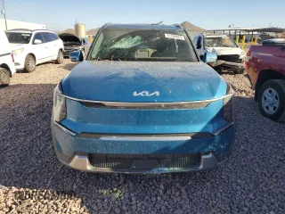 2024 Kia EV9 Wind z VIN KNDAFFS59R6019459, wystawiony jako Copart lot #71760424 z przebiegiem 46 888 mil mil oraz Szkody całkowita. Historia ofert i sprzedaży dostępna na DreamBid. Obrazek 5.