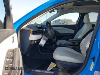 2022 Ford Mustang Mach-E Premium z VIN 3FMTK3R74NMA19496, wystawiony jako IAAI lot #42519774 z przebiegiem 19 880 mil mil oraz . Historia ofert i sprzedaży dostępna na DreamBid. Obrazek 5.
