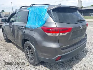 2018 Toyota Highlander SE z VIN 5TDJZRFH6JS495380, wystawiony jako IAAI lot #42427831 z przebiegiem 117 159 mil mil oraz . Historia ofert i sprzedaży dostępna na DreamBid. Obrazek 3.