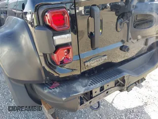 2023 Ford Bronco Raptor z VIN 1FMEE5JR4PLB08305, wystawiony jako IAAI lot #42114663 z przebiegiem 30 505 mil mil oraz . Historia ofert i sprzedaży dostępna na DreamBid. Obrazek 18.