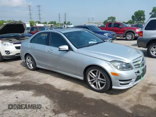 2013 Mercedes-Benz C 300 Sport z VIN WDDGF8AB1DR292986, wystawiony jako IAAI lot #42430247 z przebiegiem 105 105 mil mil oraz . Historia ofert i sprzedaży dostępna na DreamBid. Obrazek 1.