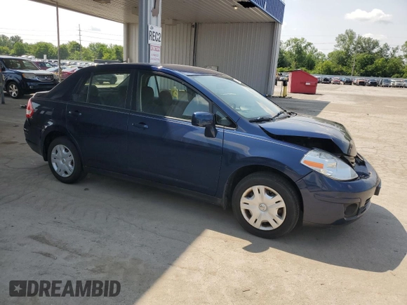 2011 Nissan Versa S z VIN 3N1BC1AP7BL402043, wystawiony jako Copart lot #60228645 z przebiegiem 86 179 mil mil oraz Szkoda całkowita • Salvage title. Historia ofert i sprzedaży dostępna na DreamBid. Obrazek 4.