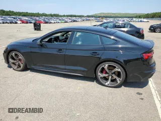 2023 Audi RS 5 Sportback z VIN WUAAWCF54PA900981, wystawiony jako Copart lot #62860383 z przebiegiem 4779 mil mil oraz . Historia ofert i sprzedaży dostępna na DreamBid. Obrazek 2.