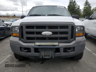 2005 Ford F-250 XL z VIN 1FTSX21525EA93155, wystawiony jako Copart lot #76545963 z przebiegiem 113 656 mil mil oraz Szkoda całkowita • Salvage title. Historia ofert i sprzedaży dostępna na DreamBid. Obrazek 5.